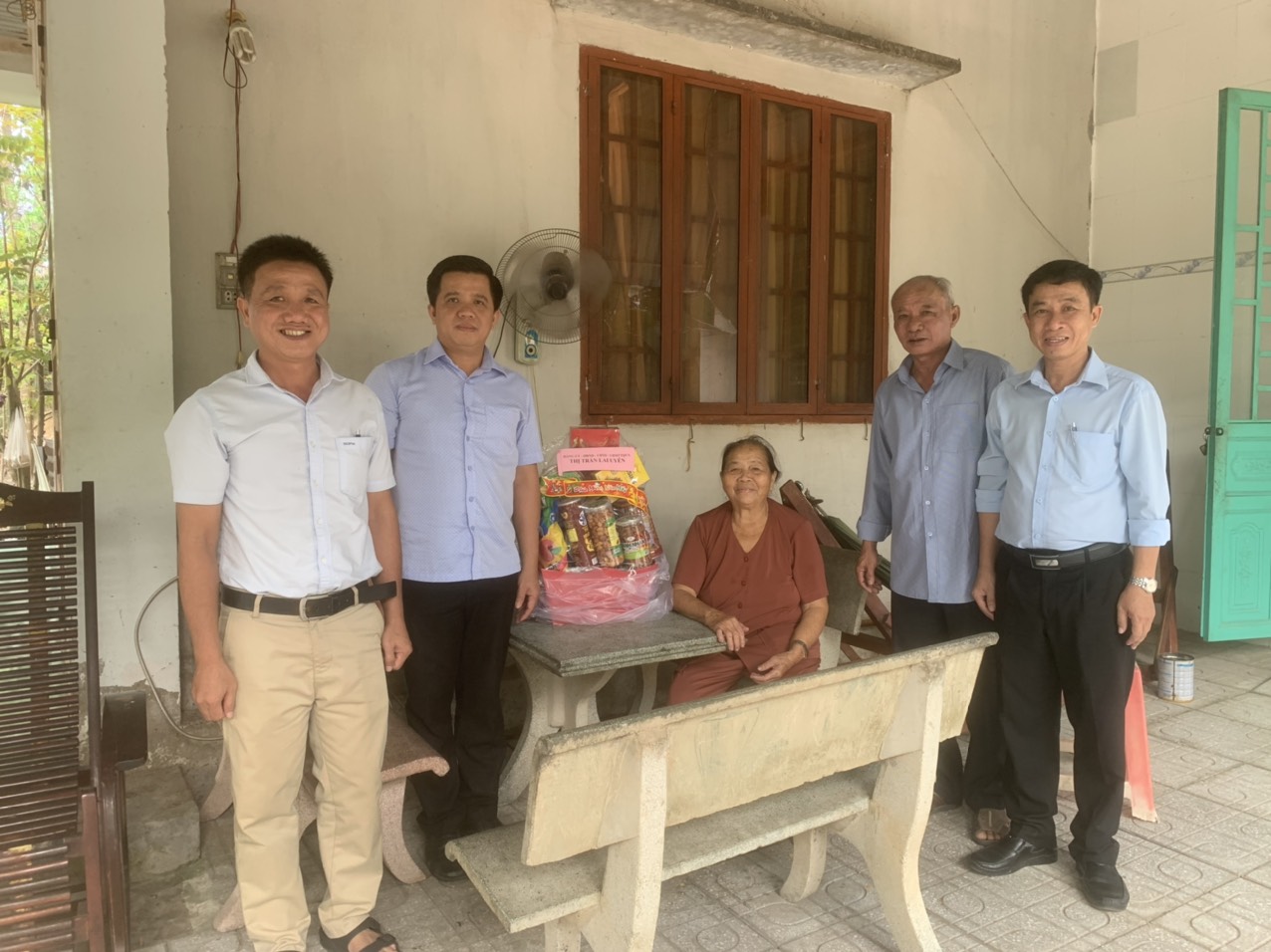 Lãnh đạo thị trấn Lai Uyên thăm và tặng quà các gia đình chính sách trên địa bàn nhân dịp Tết Nguyên Đán Giáp Thìn 2024