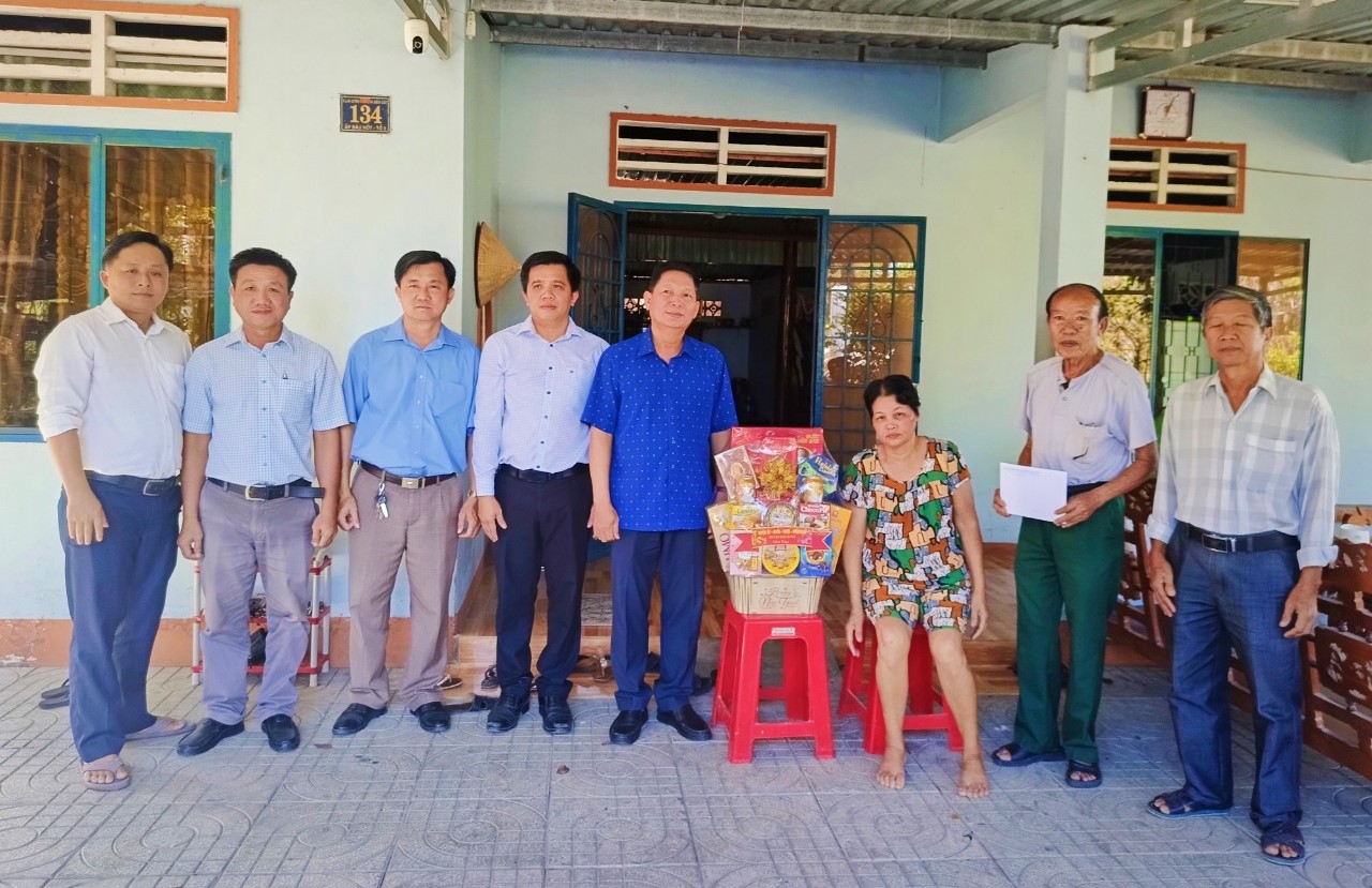 Lãnh đạo huyện thăm, tặng quà gia đình chính sách, hộ nghèo nhân dịp Tết Nguyên đán Giáp Thìn 2024 trên địa bàn thị trấn Lai Uyên