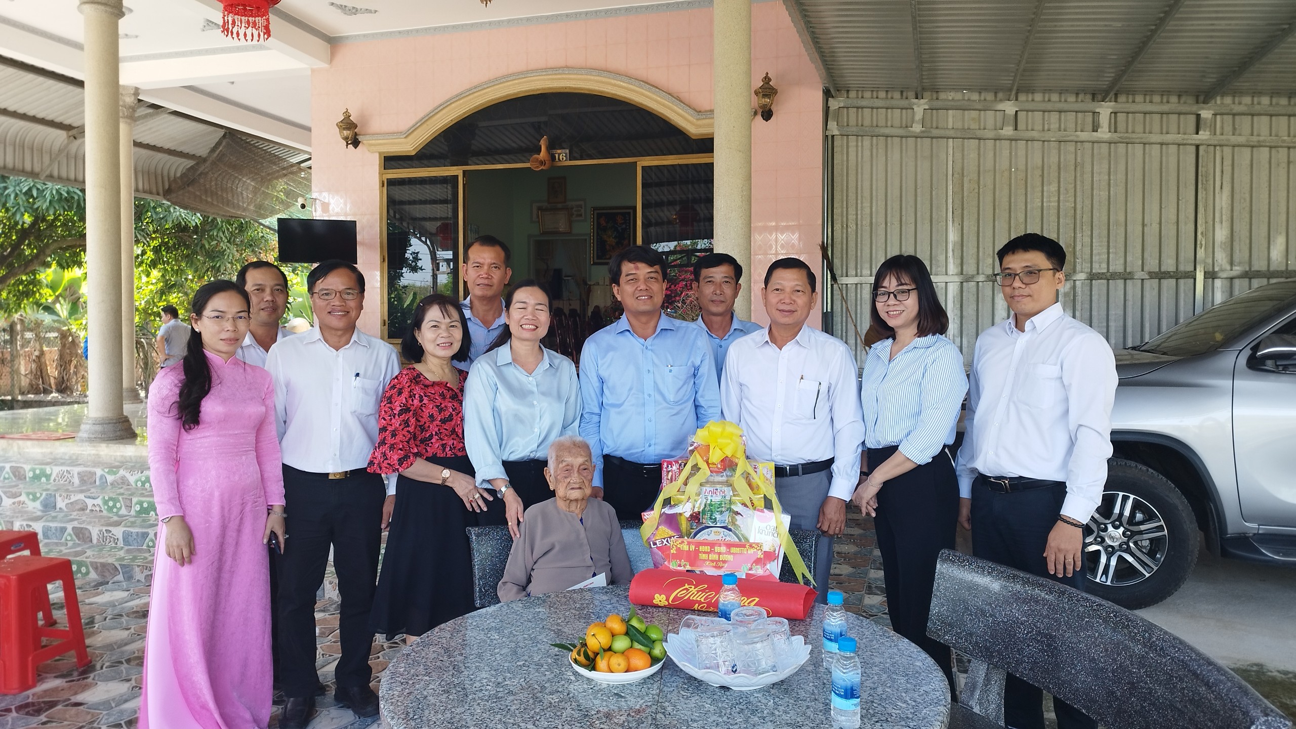 Đoàn lãnh đạo tỉnh Bình Dương thăm, tặng quà tết Mẹ VNAH và gia đình chính sách trên địa bàn xã Trừ Văn Thố