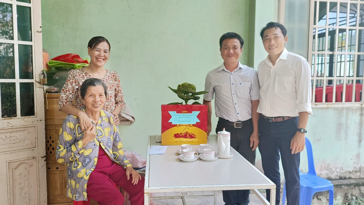 Thường trực HĐND thị trấn Lai Uyên thăm tặng quà các gia đình chính sách trên địa bàn nhân Tết nguyên đán Giáp thìn năm 2024
