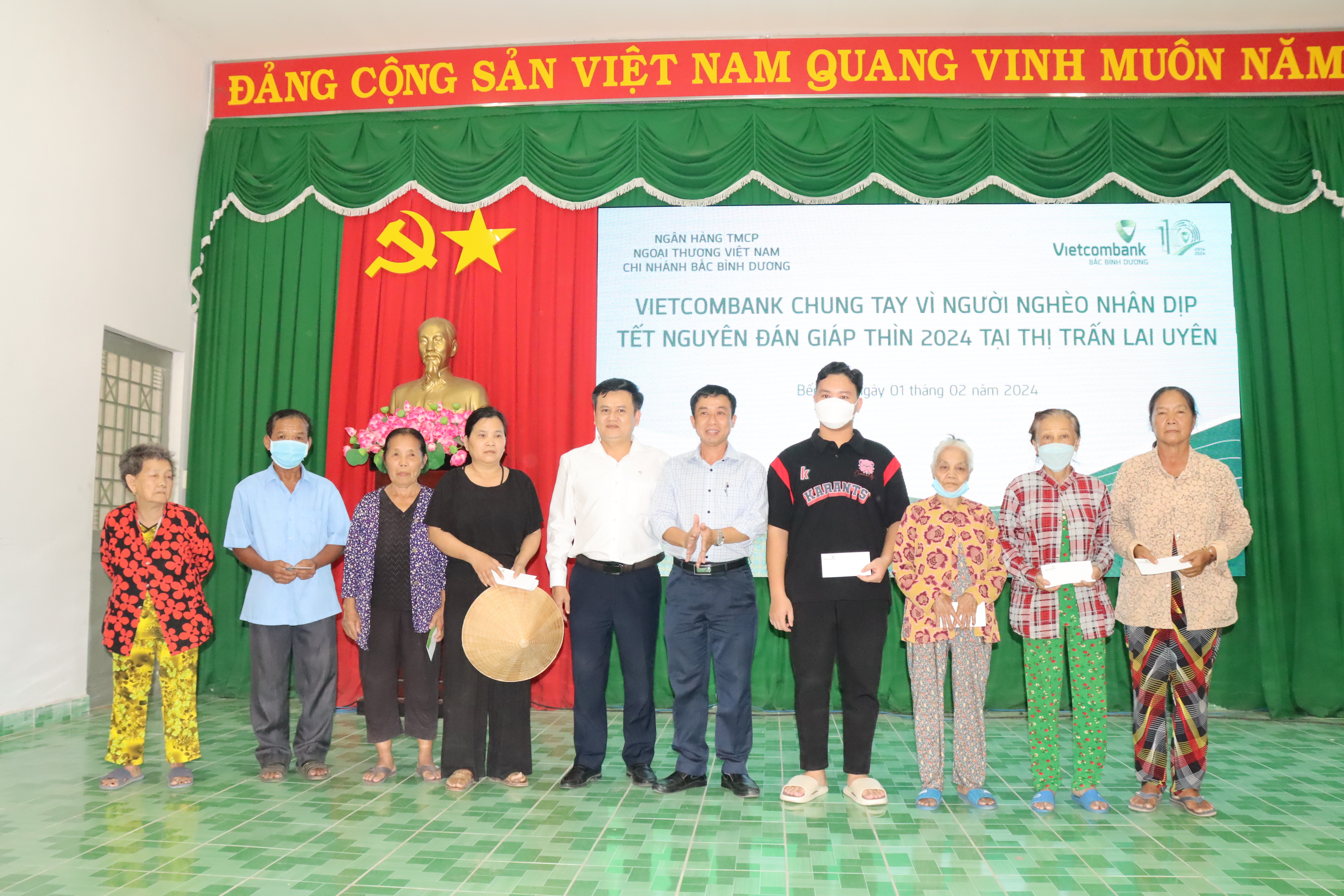 Ngân hàng Vietcombank chung tay vì người nghèo nhân dịp Tết Nguyên đán 2024 trên địa bàn thị trấn Lai Uyên