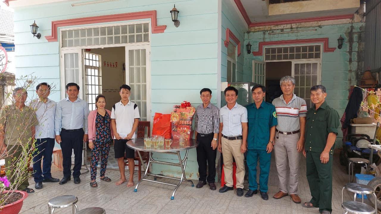 Thị trấn Lai Uyên: Thăm tặng quà động viên tân binh trước khi lên đường nhập ngũ năm 2024