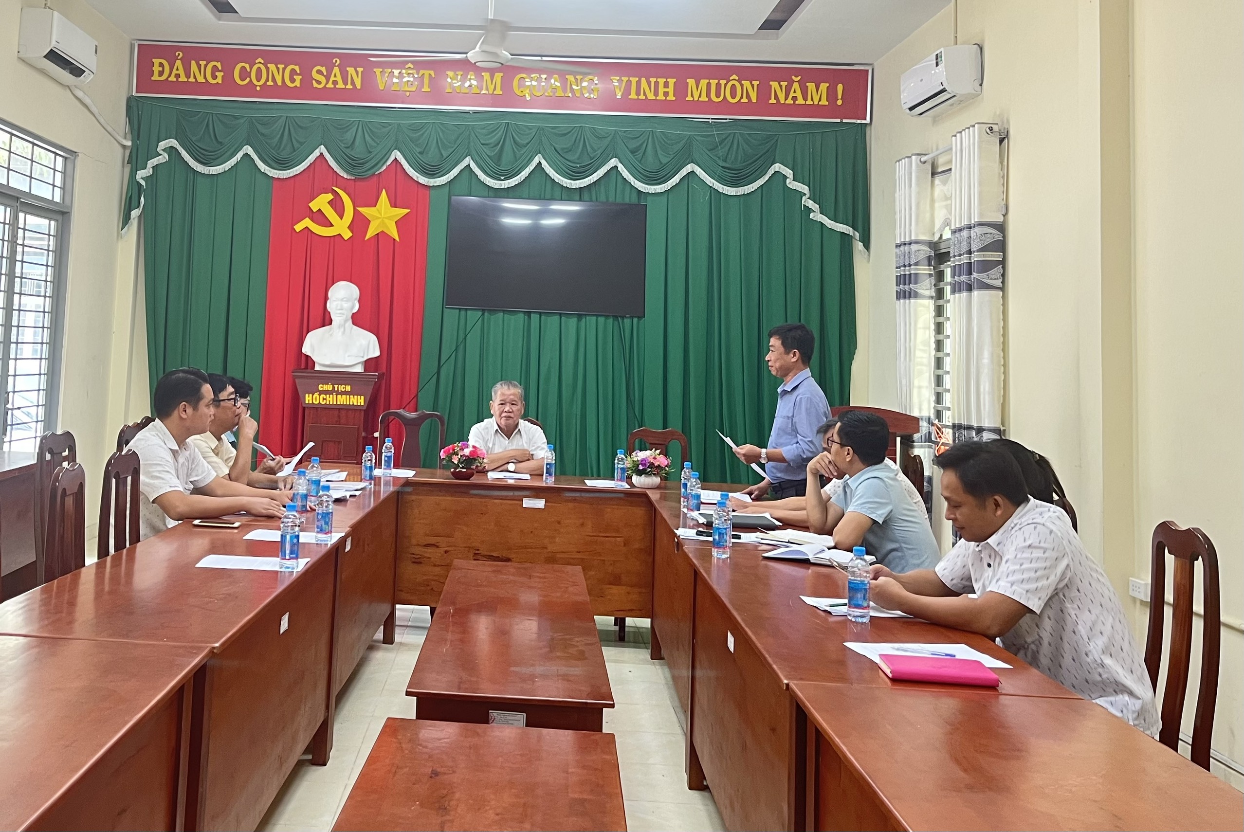 Đoàn công tác của Hội Khuyến học huyện làm việc tại thị trấn Lai Uyên