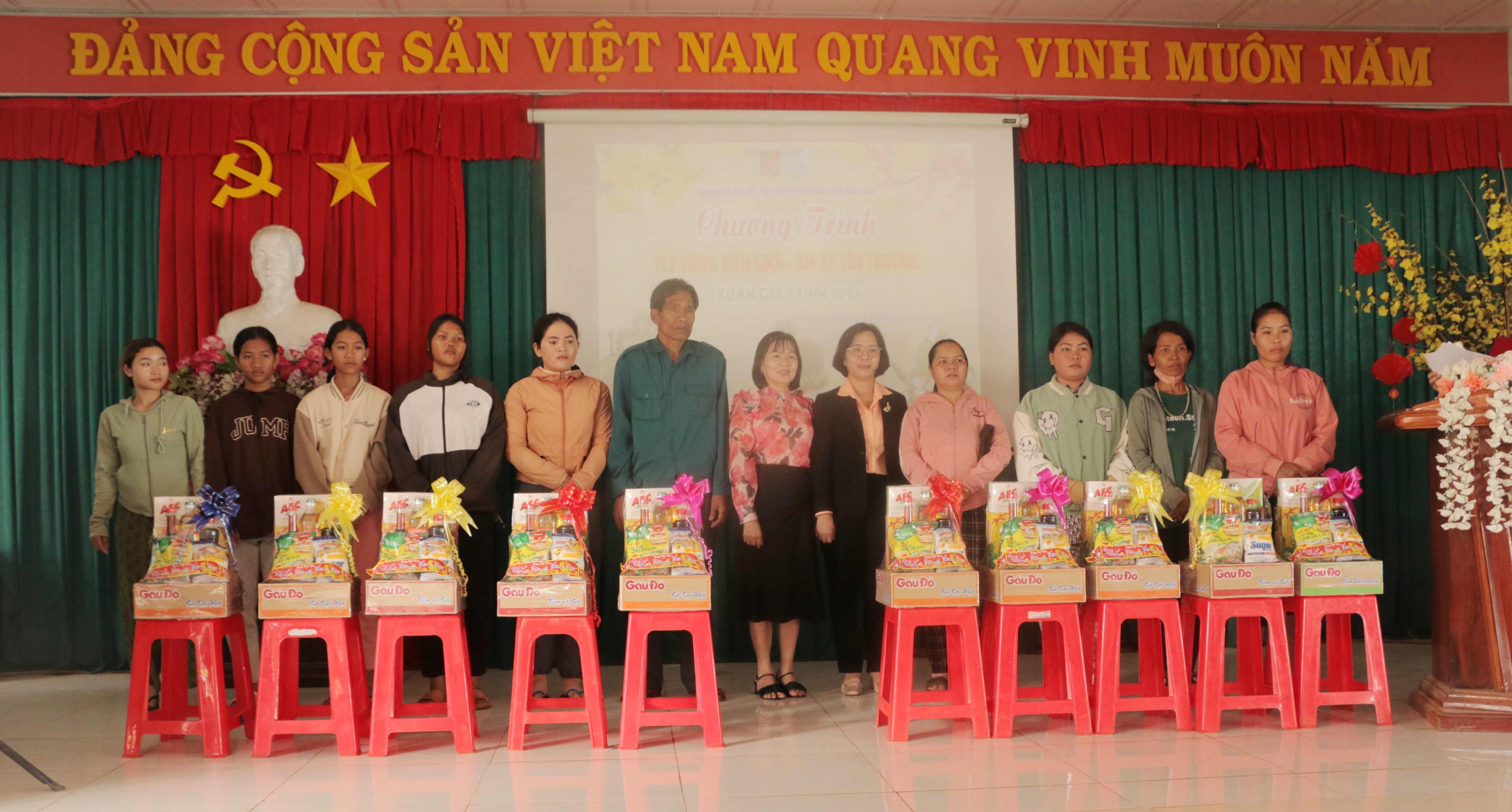Hội LHPN huyện Bàu Bàng: Tổ chức thăm, chúc tết cán bộ chiến sỹ Đồn biên phòng Đắc Ka và tặng quà cho phụ nữ dân tộc thiểu số khó khăn nhân dịp Tết Nguyên đán Giáp Thìn 2024.