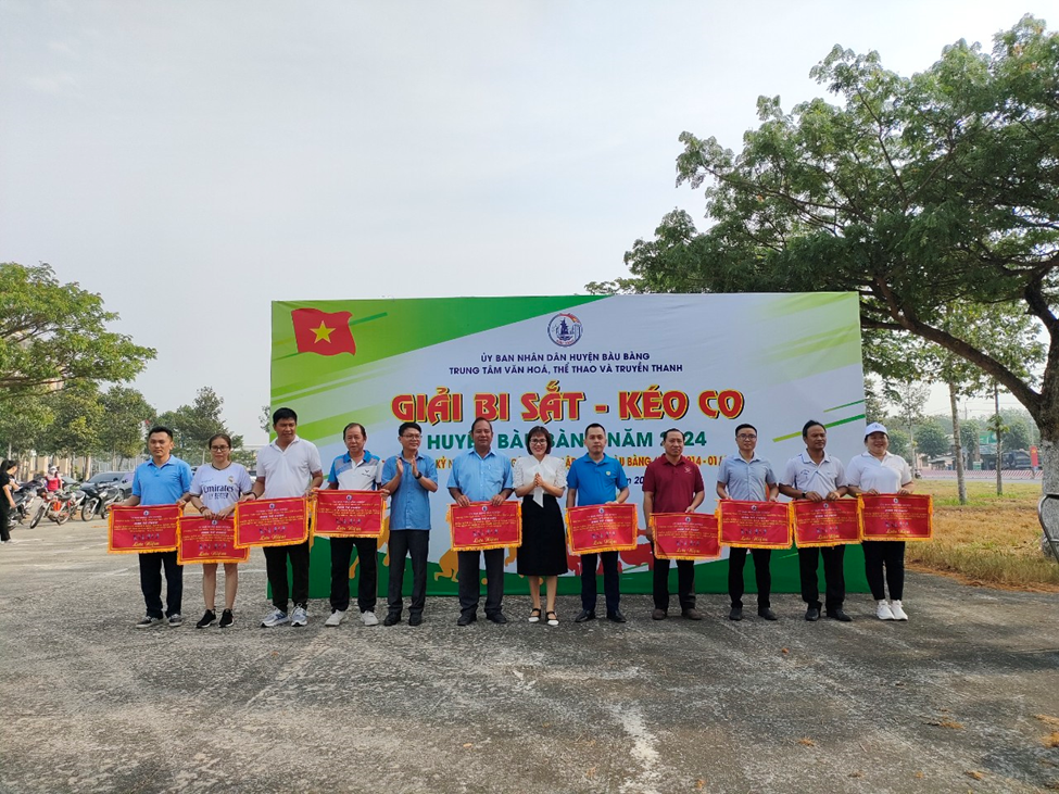 Bàu Bàng tổ chức giải kéo co kỷ niệm 10 năm ngày thành lập huyện