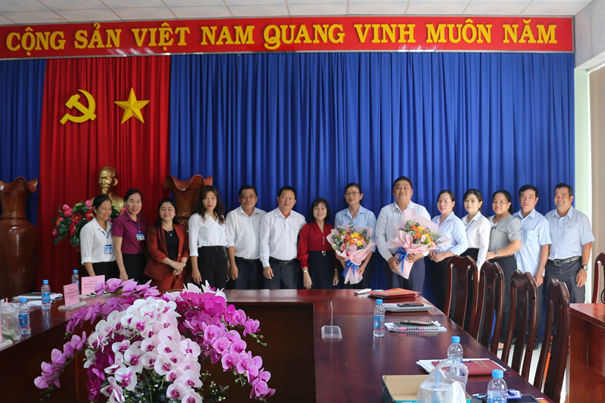 Trao quyết định về công tác cán bộ tại xã Lai Hưng