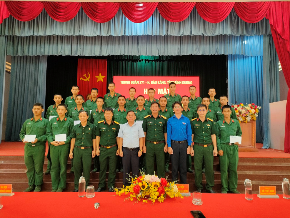Đoàn lãnh đạo huyện Bàu Bàng thăm, động viên các chiến sĩ mới