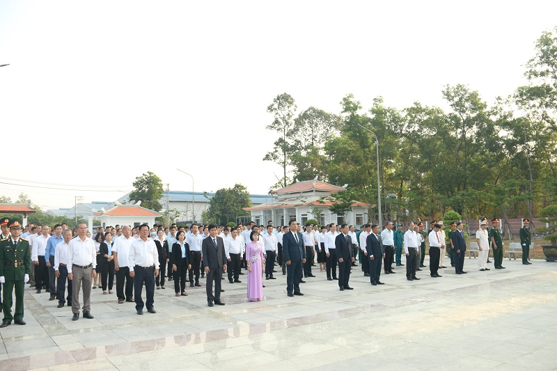 Lãnh đạo huyện Bàu Bàng viếng nghĩa trang Liệt sỹ