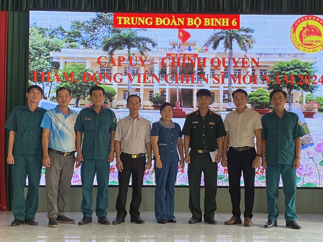 Lãnh đạo thị trấn Lai Uyên thăm, tặng quà các chiến sĩ mới nhập ngũ năm 2024