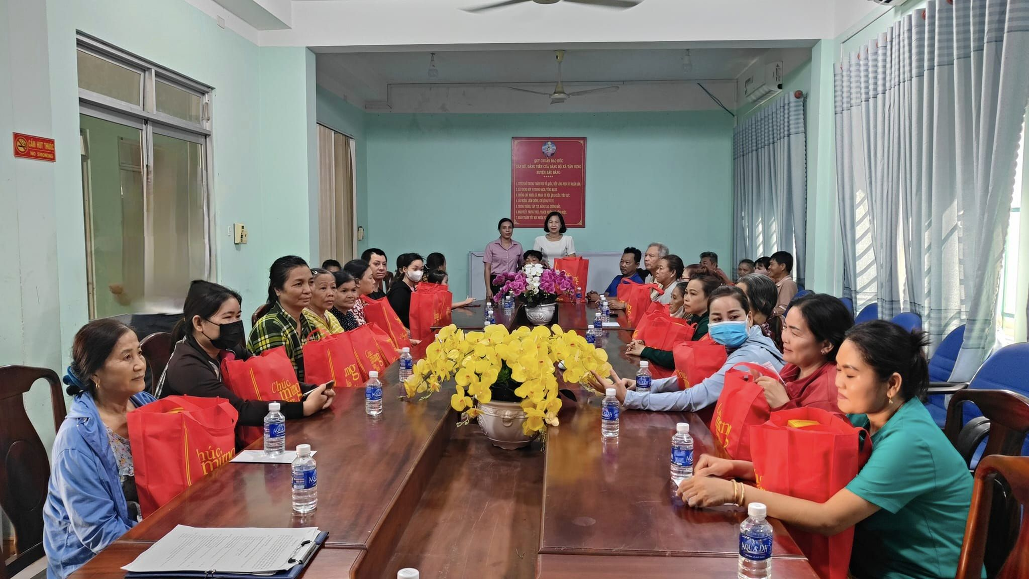 UBND xã Tân Hưng tổ chức thăm tặng quà người khuyết tật trên địa bàn xã