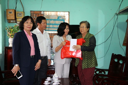 Lãnh đạo tỉnh Bình Dương tổ chức thăm, tặng quà gia đình chính sách nhân ngày 27/7 cho các hộ gia đình chính sách ở xã Trừ Văn Thố.