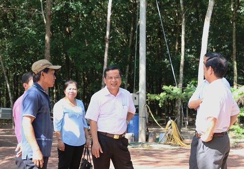 Lãnh đạo huyện Bàu Bàng thăm mô hình trang trại chăn nuôi gà ở ấp Bà Phái xã Long Nguyên