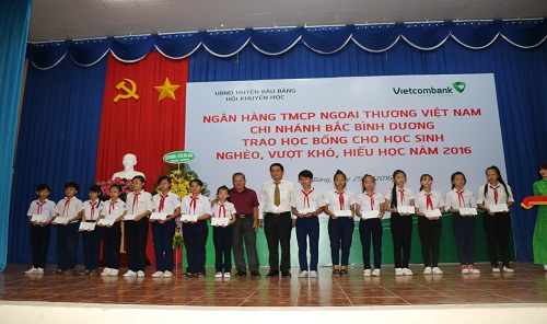 Huyện Bàu Bàng trao học bổng cho các học sinh nghèo, học giỏi