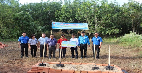 Hội Liên hiệp Thanh niên huyện Bàu Bàng khởi công xây dựng nhà nhân ái tại ấp Sa Thêm, xã Long Nguyên