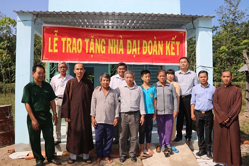Huyện Bàu Bàng trao tặng 02 căn nhà đại đoàn kết