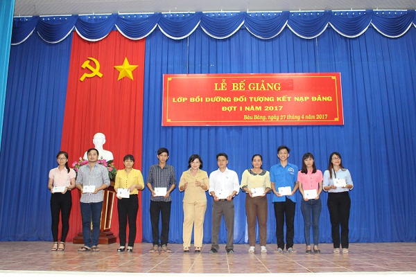 Trung tâm bồi dưỡng chính trị huyện Bàu Bàng bế giảng lớp bồi dưỡng đối tượng kết nạp Đảng đợt I năm 2017