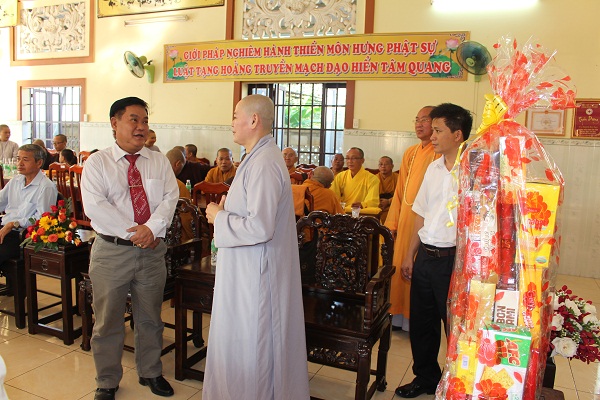 Lãnh đạo huyện Bàu Bàng thăm và chúc mừng các cơ sở phật giáo trên địa bàn huyện