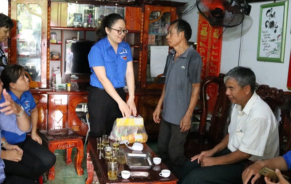 Chi đoàn Khối Đảng – Đoàn thể huyện Bàu Bàng tổ chức thăm và tặng quà cho các gia đình chính sách, người có công trên địa bàn xã Lai Hưng