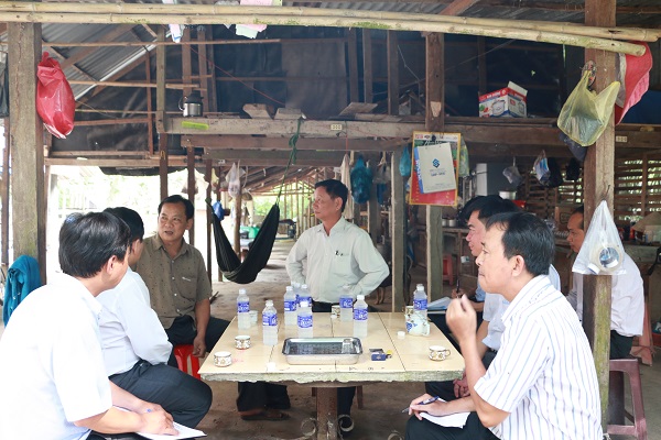 Lãnh đạo huyện Bàu Bàng thăm mô hình trang trại chăn nuôi gà ở xã Long Nguyên