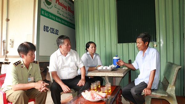 Đoàn Giám sát Ban Chỉ đạo Chương trình phối hợp 133 tỉnh về khảo sát thực tế tại 4 điểm kinh doanh và sử dụng vật tư nông nghiệp tại 2 xã Tân Hưng, Hưng Hòa