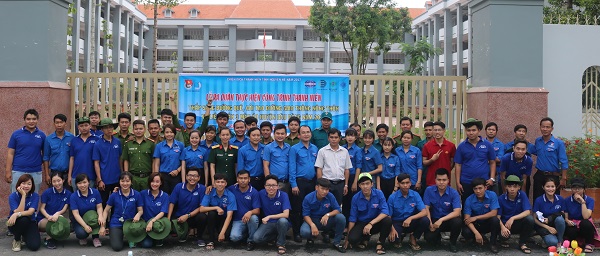 Ra quân thực hiện công trình thanh niên thắp sáng đường quê, cải tạo đường giao thông nông thôn và chương trình Liên quân 3 màu áo huyện Bàu Bàng năm 2017.