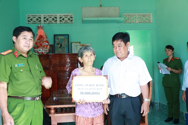 Công an huyện Bàu Bàng tổ chức lễ trao tặng sổ tiết kiệm và quà cho bà Nguyễn Thị Sảnh ở xã Long Nguyên