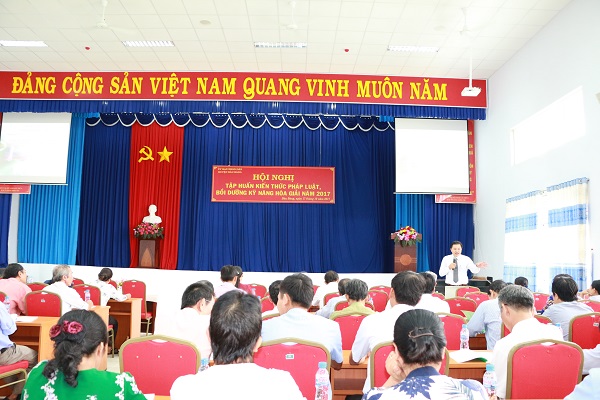 Tổ chức lớp tập huấn kiến thức pháp luật, bồi dưỡng kỹ năng hòa giải cho hòa giải viên trên địa bàn huyện Bàu Bàng năm 2017