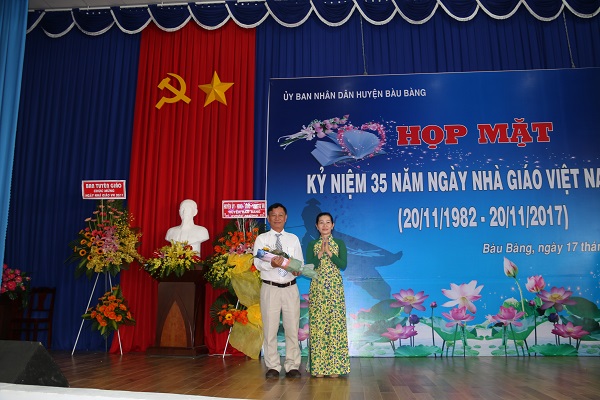 UBND huyện Bàu Bàng tổ chức họp mặt kỷ niệm 35 năm Ngày Nhà giáo Việt Nam (20/11/1982-20/11/2017)