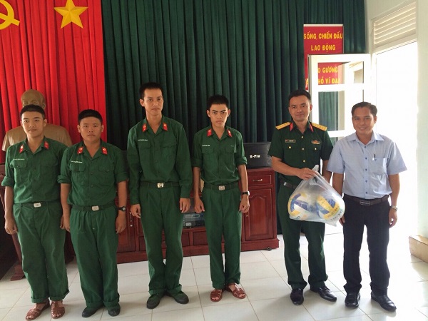 Đoàn lãnh đạo xã Lai Uyên thăm chiến sỹ mới nhập ngũ năm 2018