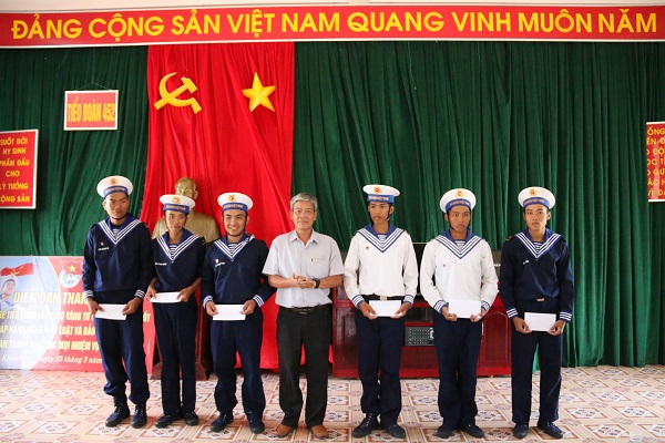 Lãnh đạo huyện Bàu Bàng thăm tặng quà các tân binh đang học tập và huấn luyện tại các đơn vị trong quân đội năm 2018
