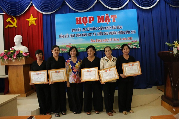 Ban Liên lạc nữ kháng chiến huyện Bàu Bàng họp mặt kỷ niệm 01 năm thành lập