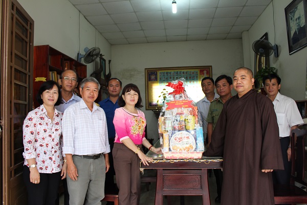 Huyện Bàu Bàng thăm và chúc mừng các chức sắc, tổ chức Phật giáo nhân đại lễ Phật đản Phật lịch 2562