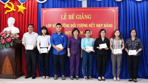 Huyện Bàu Bàng bế giảng và trao giấy chứng nhận lớp bồi dưỡng đối tượng kết nạp đảng đợt 2 năm 2018