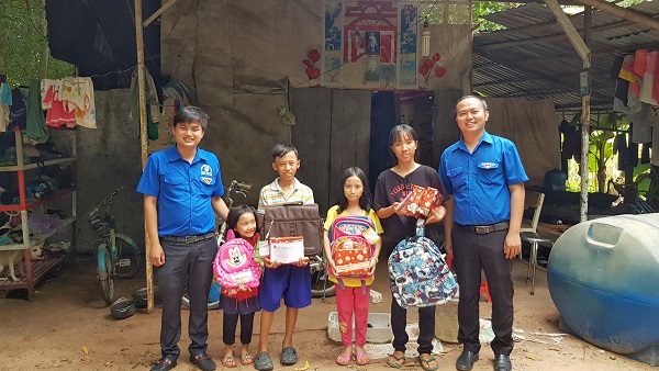 Huyện đoàn Bàu Bàng tổ chức đến thăm và tặng quà cho gia đình em Trần Tuyết Nhung hiện tại xã Cây Trường II