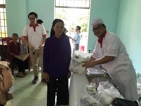 Hội Liên hiệp Phụ nữ huyện Bàu Bàng tổ chức khám bệnh và phát thuốc miễn phí cho phụ nữ nghèo tại xã Phước Thiện, huyện Bù Đốp, tỉnh Bình Phước