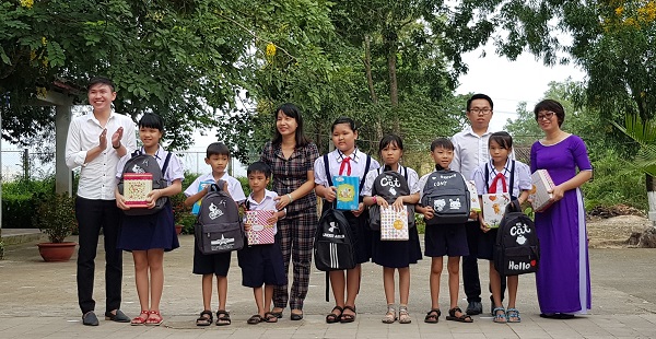 Huyện Đoàn Bàu Bàng phối hợp cùng Hội quán cộng đồng Bình Thái đến thăm và tặng quà cho các em học sinh có hoàn cảnh khó khăn