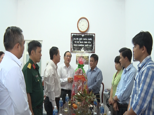 Lãnh đạo huyện Bàu Bàng thăm, tặng quà các Giáo xứ nhân dịp lễ Giáng sinh năm 2018