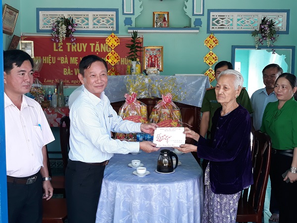 Lãnh đạo huyện Bàu Bàng thăm, tặng quà tết cho gia đình chính sách, hộ nghèo xã Long Nguyên và xã Cây Trường II