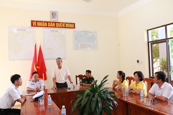 Lãnh đạo huyện Bàu Bàng thăm tặng quà các tân binh đang học tập và huấn luyện tại các đơn vị trong quân đội năm 2019