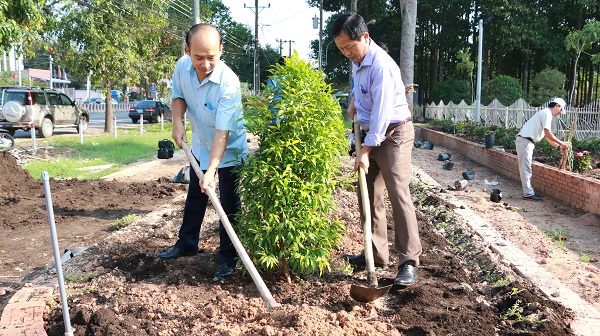 Khối Đảng Đoàn thể huyện Bàu Bàng ra quân trồng cây xanh tại tượng đài chiến thắng Bàu Bàng