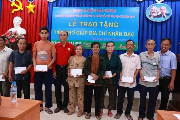 Huyện Bàu Bàng trao tặng quà cho các địa chỉ nhân đạo