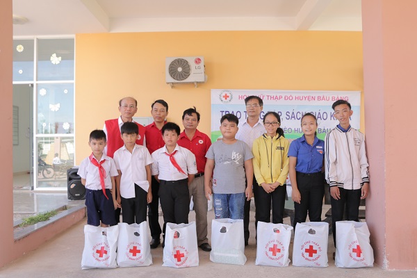 Hội Chữ thập đỏ huyện trao tặng tập, sách giao khoa cho học sinh nghèo năm học 2019-2020