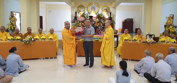 Huyện Đoàn, Ủy ban Hội LHTN huyện Bàu Bàng đến thăm và chúc mừng Chùa Phước Hội thị trấn Lai Uyên nhân dịp Đại lễ Vu lan