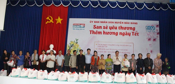 Ngân hàng Kiên Long Bank - chia nhánh Bình Dương trao 100 phần quà cho hộ nghèo trên địa bàn huyện Bàu Bàng