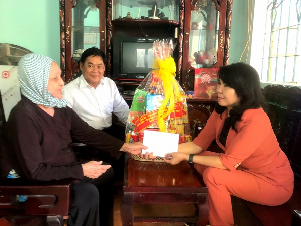 Đoàn lãnh đạo tỉnh thăm, tặng quà gia đình chính sách, hộ nghèo huyện Bàu Bàng