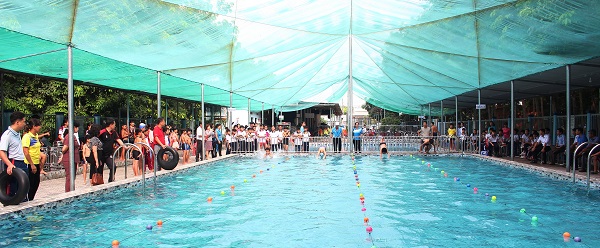 Các vận động viên tham gia giải bơi lội huyện Bàu Bàng năm 2020