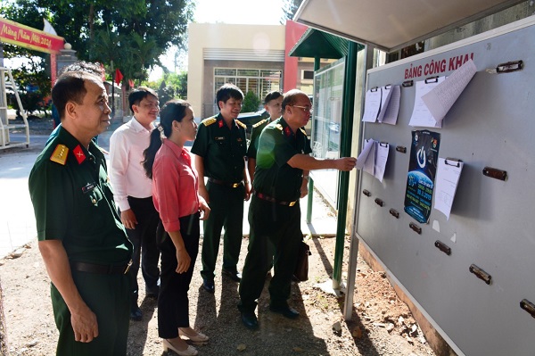 Đại tá Võ Văn Thái kiểm tra danh sách bình cử, công khai tại xã Tân Hưng