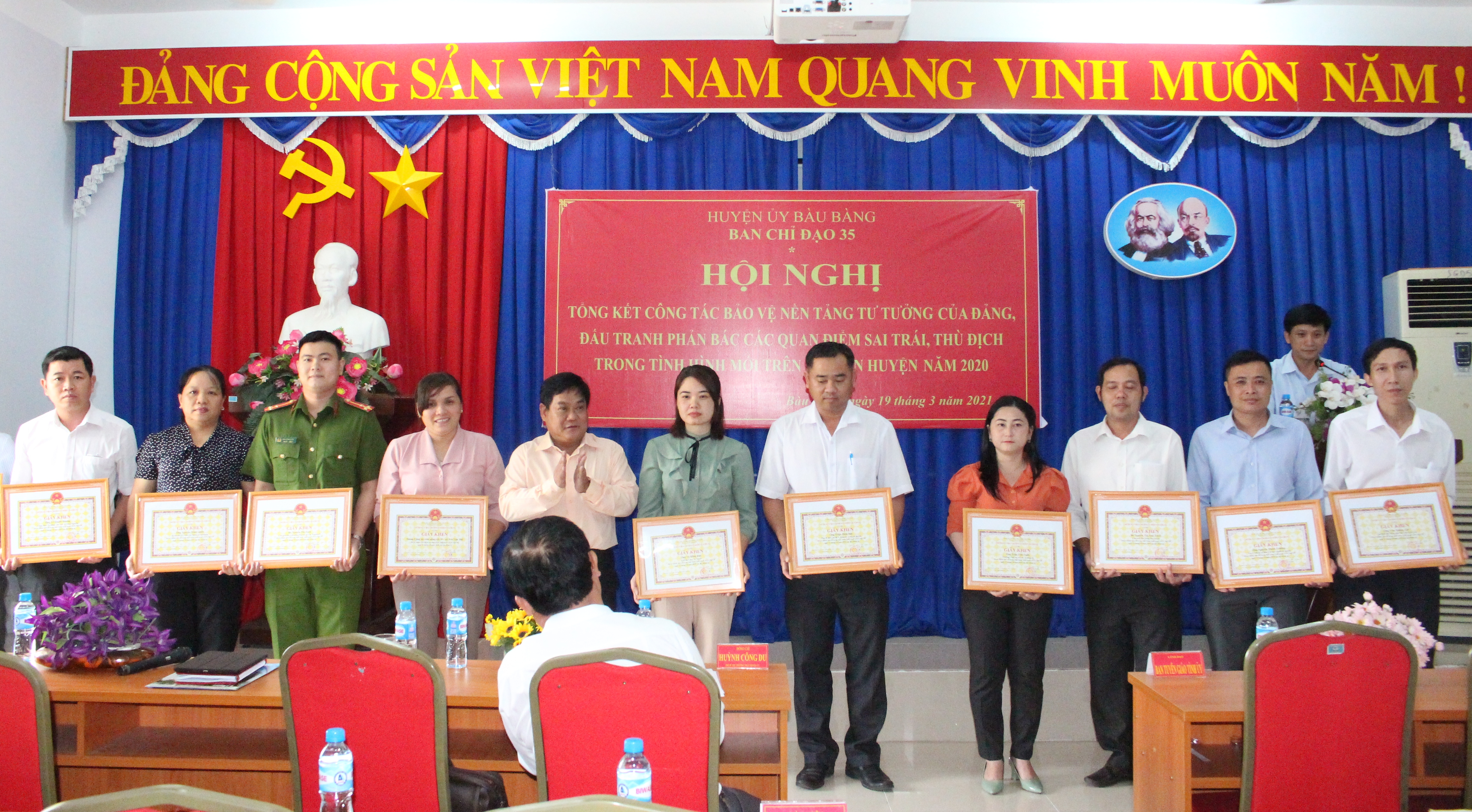 Ông Võ Thành Giàu - Chủ tịch UBND huyện trao giấy khen cho các cá nhân có thành tích xuất sắc