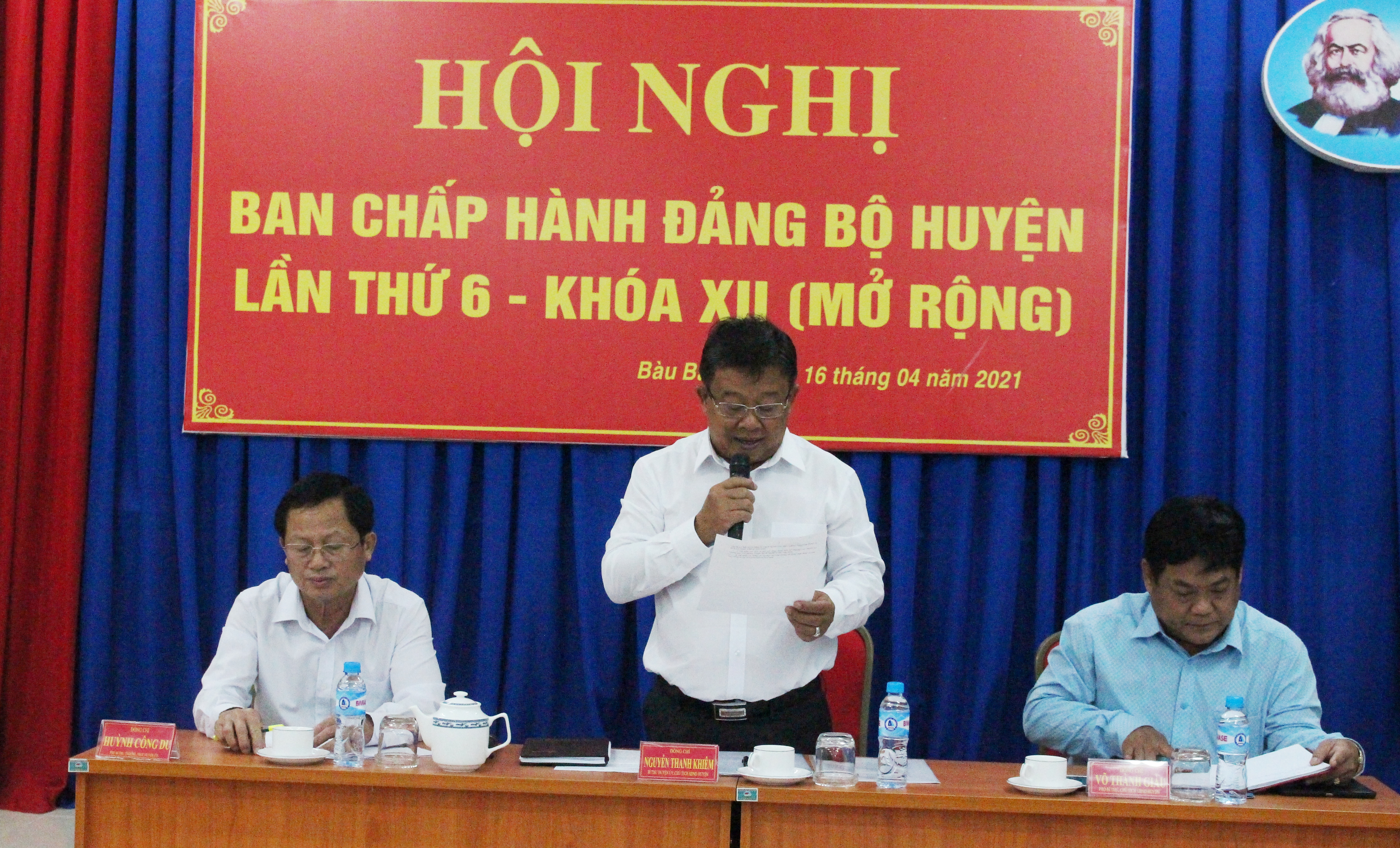 Ông Nguyễn Thanh Khiêm – Bí thư Huyện ủy, Chủ tịch HĐND huyện Bàu Bàng hướng dẫn thảo luận 1 số nội dung tại Hội nghị