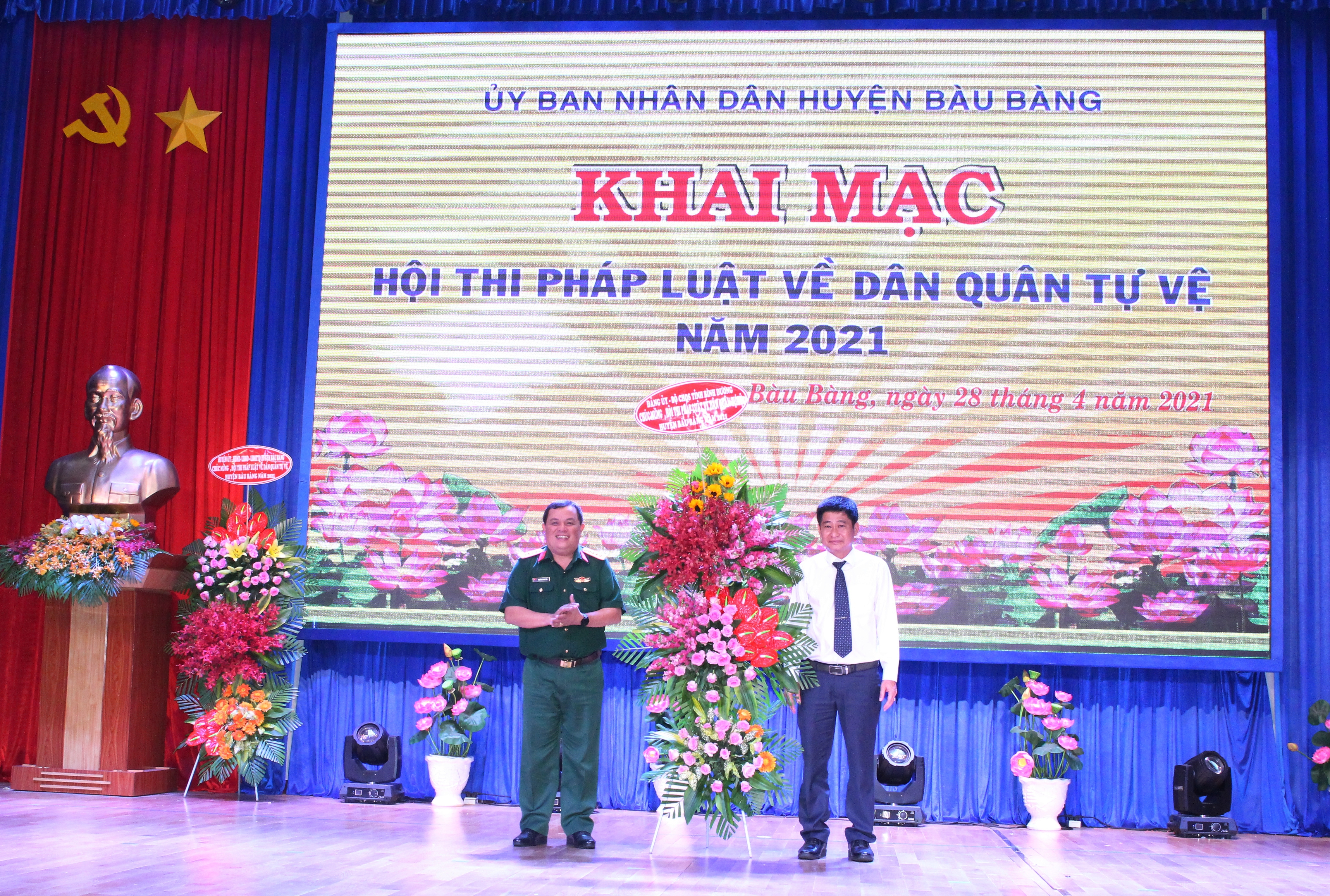 Bộ Chỉ huy Quân sự tỉnh tặng hoa chúc mừng hội thi.